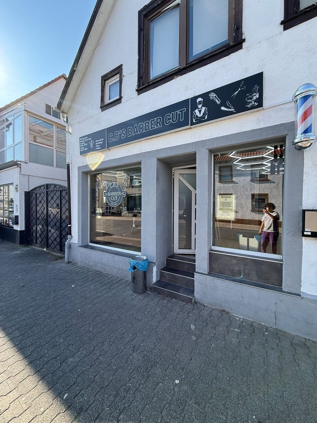 Ladenfront von C.B's Barber Cut in der Darmstädter Straße 49 in Groß-Gerau mit Barber-Pole und Schild