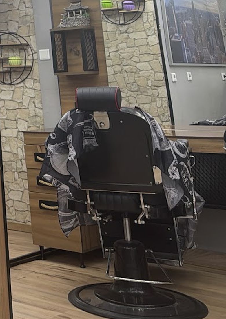 Schwarzer Barberstuhl vor Natursteinwand im Barbershop in Groß-Gerau
