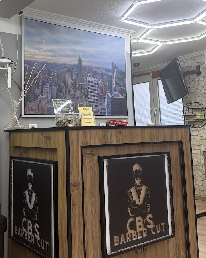 Empfangstresen von C.B's Barber Cut in Groß-Gerau mit dem Gentleman-Logo